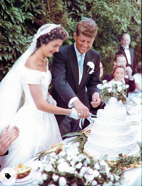 Jfk Wedding, Celebrity Wedding Gowns, Princess Diana Wedding, 1950s Wedding, Newport Rhode Island, Jackie O, Look At You, First Lady, Rhode Island