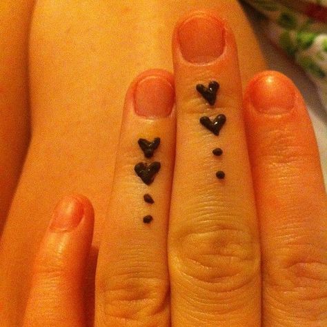 Fingers Henna, Henna Motive, Heart Fingers, Heart Henna, Hanna Tattoo, Paisley Tattoos, Small Henna Tattoos, Small Henna Designs, Bodysuit Tattoos