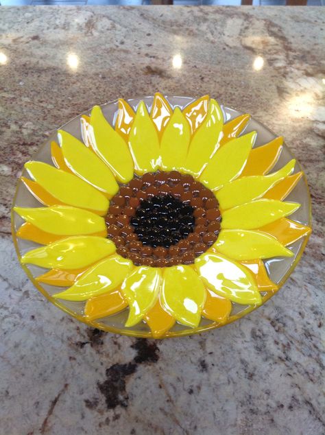 Loved making this one                                                                                                                                                      More Glass Fusion Bowl, Fused Glass Sunflower Patterns, Sunflower Fused Glass Ideas, Fused Glass Sunflower, Glaskunst Inspiration Ideas, Fused Glass Ideas Tutorials, Glass Fusing Projects For Beginners, Glass Fusing Ideas, Fused Glass Bowls