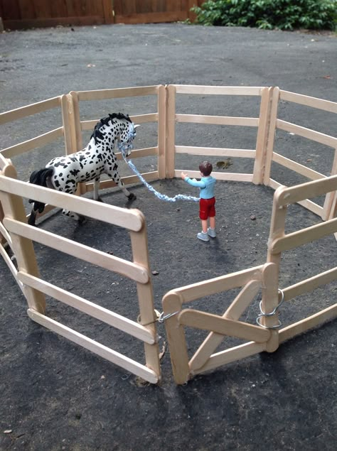 Diy Horse Stable Toy, Schleich Horse Ideas, Schleich Horse Crafts, Schleich Horses Stable Diy, Horse Stall Ideas Diy, Diy Schleich Horse Stuff, Schleich Diy Ideas, Schleich Crafts, Horse Crafts Kids