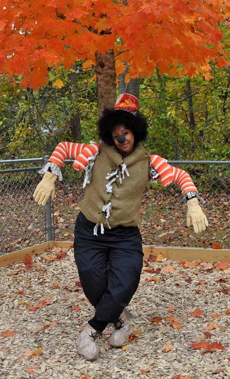 Michael Jackson Scarecrow - The Wiz The Wiz Scarecrow Costume, The Wiz Costumes Ideas, The Wiz Scarecrow, Michael Jackson Scarecrow, Michael Jackson The Wiz, The Wiz Costumes, Scarecrow Oz, Scarecrow Clothes, Calypso Pirates