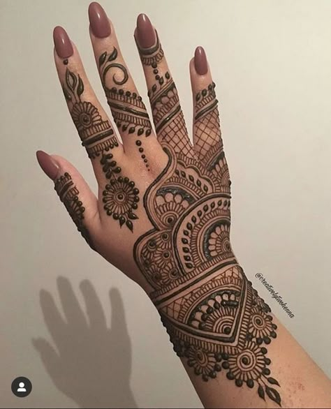 Henne Tattoo, Beautiful Simple Mehndi Design, Jagua Henna, Front Mehndi Design, Henna Inspo, Bridal Mehendi Designs Hands, Mehndi Design Pictures, Mehndi Designs Bridal Hands, Modern Henna Designs