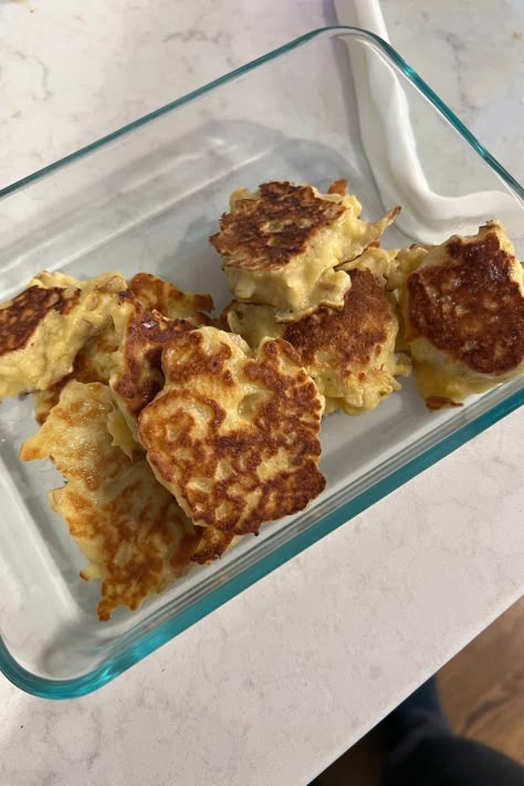 These delicious shredded apple pancakes are a great way to serve apple to little ones! Perfect for baby led weaning ages 6 months and up. Shredded Apple Pancakes, Apple Pancakes For Baby, Infant Meals, Toddler Recipe, Banana Zucchini Muffins, Ale Recipe, Apple Ideas, Toddler Foods, Cream Corn