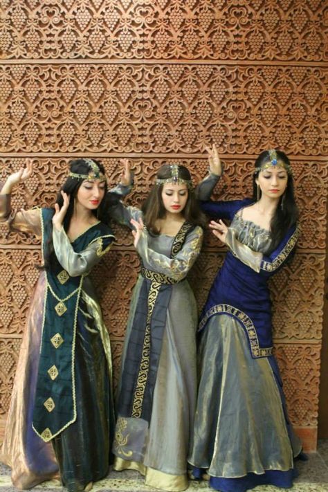 Տարազ- armenio Ropa Nacional - Taraz Armenian Clothing, Costumes Around The World, Armenian Culture, National Clothes, Three Women, National Dress, Mode Boho, Ethnic Dress, Traditional Attire