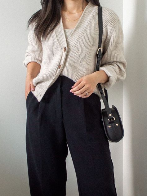 Cardigan Autumn Outfit, Black Pants Cardigan Outfit, Black Pants And Cardigan Outfit, Cardigan Casual Outfit, Knit Cardigan Outfits, Cardigan And Slacks Outfit, Winter Cardigan Outfits, Outfit For Black Pants, Cardigan Outfit Work Business Casual