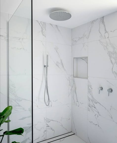 Calcutta Tile Bathroom, Comfort Room Tiles Small Bathrooms, Carrara Bathroom, Bathroom Inspo Interior Design, Comfort Room, Bathroom Interior Design Modern, White Marble Bathrooms, Marble Tile Bathroom, New Bathroom Ideas