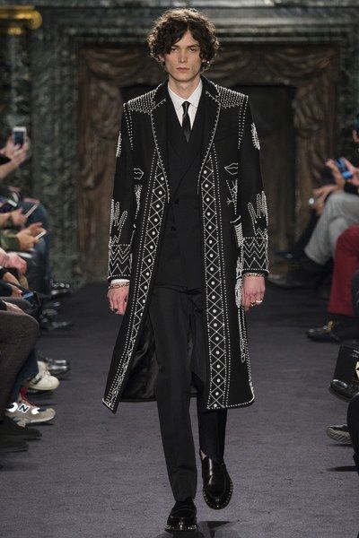 Valentino Menswear, Christophe Decarnin, Haute Couture Style, Gaun Abad Pertengahan, Nigerian Men Fashion, 2016 Menswear, Mens Fashion Fall, Menswear Collection, Mode Inspo