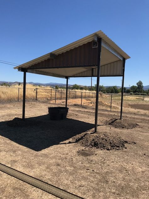 Cow Shade Structure, Horse Shade Structure, Horse Shade Ideas, Horse Lean To Shelters Easy Diy, Horse Pasture Shelter, Pasture Shelter, Arizona Ranch, Horse Projects, Field Shelters