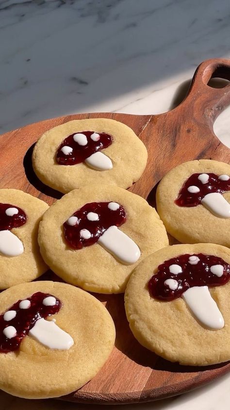 Fall Thumprint Cookies 🍁🍂🍄 I know it’s technically still summer, but who’s excited for Fall? I wanted to give @flashesofstyle ‘s mushroom jam cookies a try today! They are so cute and definitely got me in the autumn mood! INGREDIENTS: -Sugar cookie dough (homemade or store-bought) -Raspberry jam -Cookie icing Preheat the oven to 350°F. Roll out the chilled dough on a floured surface and cut out discs of desired size. Place into a lined baking sheet and bake in a preheated oven for 6-8 min Mushroom Jam, Mushroom Shaped Cookies, Forest Cookies, Gf Meals, Best Mixed Drinks, Mushroom Cookies, Excited For Fall, Mix Drinks, Weird Thing