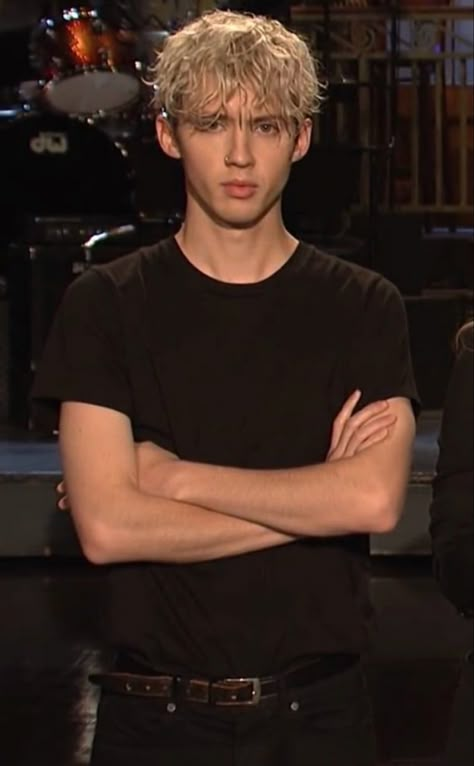 Troye Sivan Mood Meme, Troye Sivan Funny, Troy Sivan, Troye Sivan Songs, A Little Life Book, Andrew Minyard, Ricky Dillon, Gender Fluid Fashion, Joey Graceffa