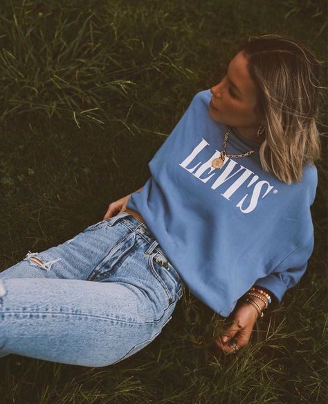 Levi's (@levis) • Instagram photos and videos Crewneck Sweatshirt Outfit, Mary Lawless Lee, Fall Sweatshirt Outfit, Sweatshirt Aesthetic, Mum Fashion, Sweatshirt Outfit, Branding Photoshoot, Photoshoot Outfits, How To Pose