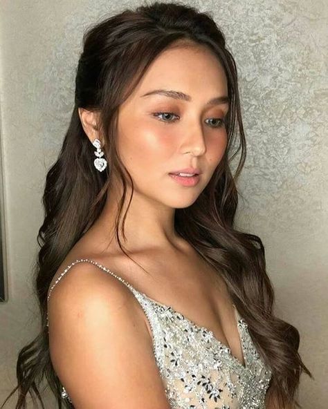 #KathNielAtStarMagicBall2017 Thank you glam team!!!! Always beautiful! #DanielPadilla #KathrynBernardo #KathNiel #KathNielPeeps (@supremo_dp @bernardokath @karlaestrada1121 @bernardomin @omengq) Yhinejhai08 Debut Hairstyles, Hairstyle Twist, Care Hairstyle, Debut Ideas, Engagement Hairstyles, Outfit Elegant, Daniel Padilla, Kathryn Bernardo, Elegant Hair