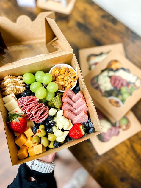 Charcuterie Board Food Truck, Charcuterie Gift Box Ideas, Travel Snacks For Adults, Catering Box Ideas, Charcuterie Food Truck, Charcuterie Board Boxes, Personal Charcuterie Box Ideas, Individual Charcuterie Board Ideas, Charcuterie Box Ideas