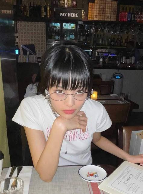 Ulzzang Poses, Street Wear Clothes, Hairstyles Glasses, Pretty Glasses, Y2k Glasses, Ref Photo, Gentle Monster Sunglasses, Oval Glasses Frames, My Type Of Girl