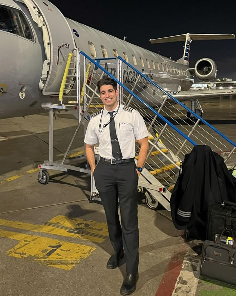 Pilot Uniform Airline, Andrew Dacosta, Pilot Andrew, Pilot Pictures, Pilot Man, Academia Men, Dark Academia Men, Manifestation 2024, Pe Uniform