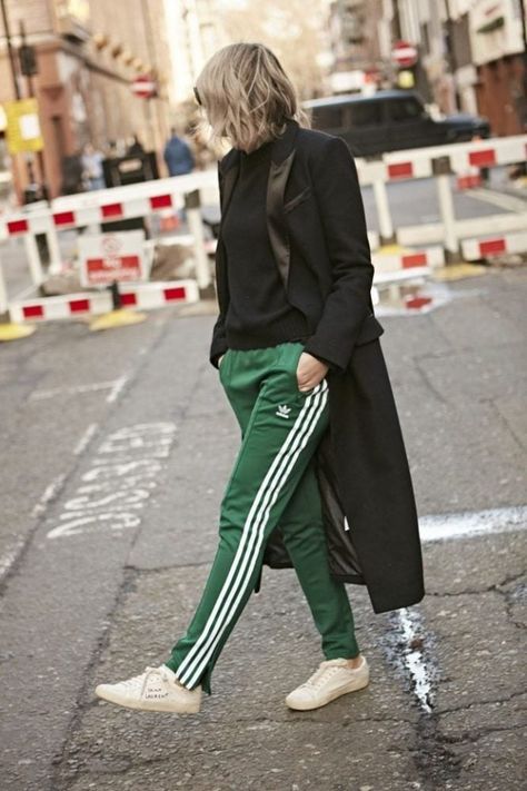 HOW TO STYLE ADIDAS ORIGINALS GREEN BOTTOM Adidas Joggers Outfit, Green Adidas Pants, Adidas Track Pants Outfit, Womens Joggers Outfit, Adidas Street Style, Jogging Adidas, Adidas Pants Outfit, Adidas Pants Women, Jogger Outfit