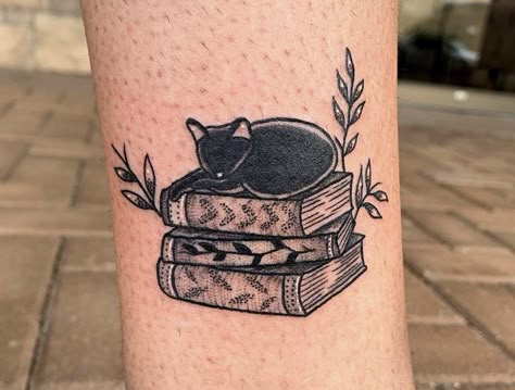 Minimalist Tattoos For Women, Cat With Books, Cat Outline Tattoo, Books Tattoo, Bookish Tattoos, Literary Tattoos, Black Cat Tattoos, Tattoos For Lovers, Sweet Tattoos