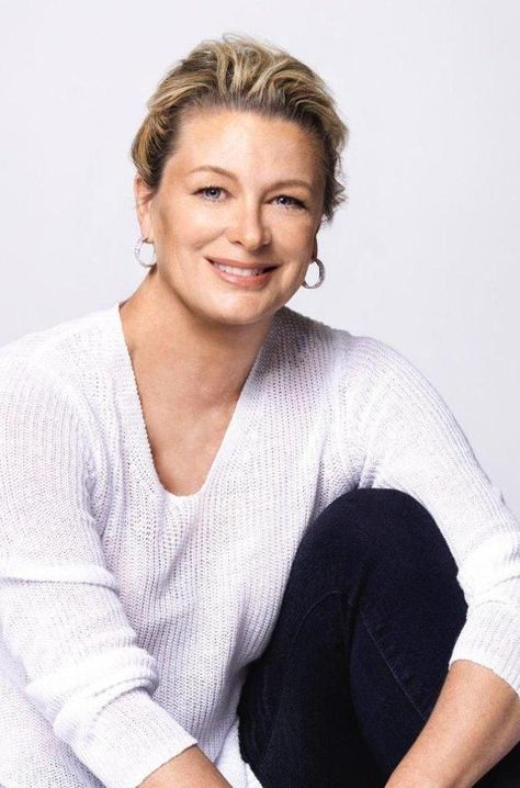 Kristin Hannah Books, Kristen Hannah, Moving To Alaska, Books 2022, Kristin Hannah, Memoir Writing, Mother Daughter Relationships, Book Creator, Book Instagram