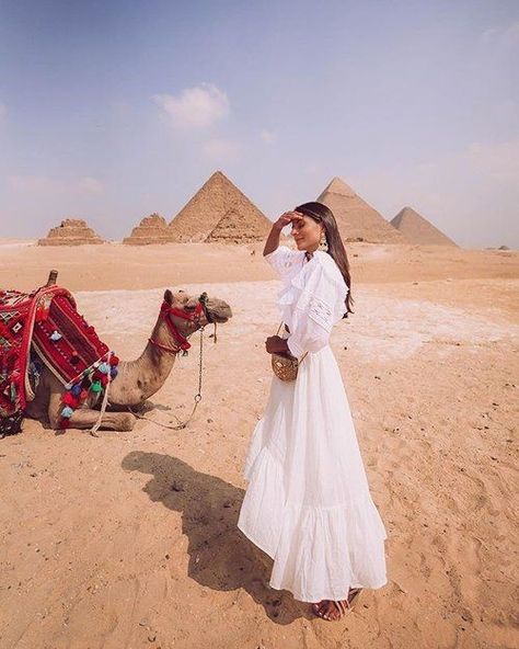 Pyramids Of Giza Photo Ideas, Egypt Look Fashion, Pyramid Photoshoot Ideas, Cairo Outfit Travel, Giza Pyramids Photoshoot, Egypt Pyramids Outfit, Safari Desert Outfit Women, Pyramids Of Giza Outfits, Pyramid Picture Ideas