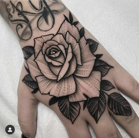 Tatuagem Masculina Pequena, Rose Hand Tattoo, Hand And Finger Tattoos, Sweet Tattoos, Floral Tattoo Sleeve, Floral Tattoos, Watch Tattoos, Old School Tattoo Designs, Traditional Tattoo Design