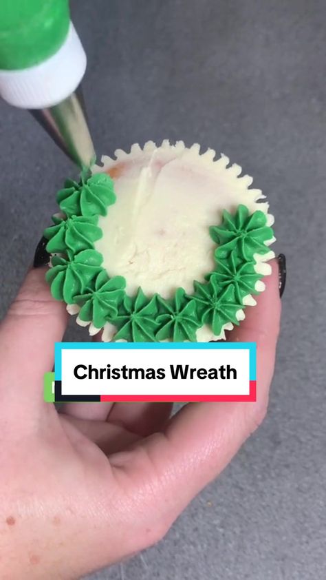 Christmas Hat Cupcakes, Kids Christmas Cupcakes Ideas, Grinch Pull Apart Cupcakes, December Cupcakes Ideas, Easy Christmas Cupcakes For Kids, Christmas Wreath Cupcakes, Christmas Pull Apart Cupcakes, Easy Christmas Cupcakes Decoration, Christmas Cupcakes Easy