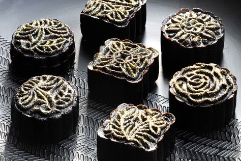 Moon Cake Press Cookies, Easy Mooncake Recipes, Oreo Mooncake, Moon Cakes, Easy Mooncake Recipe, 2 Ingredient Cookies, Moon Cake Mold, Almond Paste Recipes, Mooncake