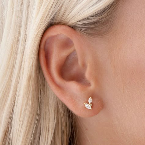 Three Diamond Earrings, Simple Jewelry Earrings, Small Earrings Gold, Gold Earrings Models, Simple Stud Earrings, Mini Earrings, Minimal Earrings, Simple Diamonds, Climber Earrings