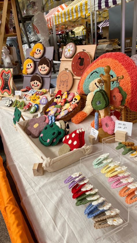 Craft Market Display, Cute Suitcases, Craft Fairs Booth, Craft Booth Displays, Market Day, Needle Kit, Diy Embroidery Designs, Market Displays, Crochet Hair Accessories