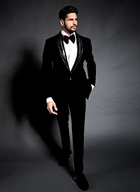 Groomsmen Outfits You Need To Know About! - Set My Wed - SetMyWed Reception Groom Outfit Suit, Cocktail Mens Outfit, Reception Tuxedo Grooms Indian, Wedding Dresses Man, Marriage Suits For Men, Reception Suit For Groom, Wedding Suit Ideas For Men, Sangeet Outfit For Men, Marriage Suits