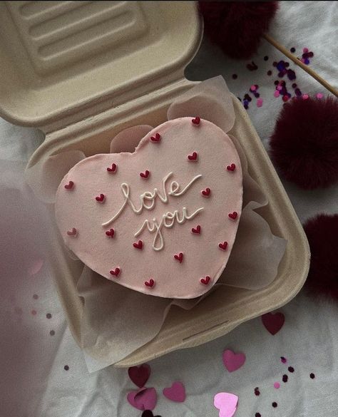 Heart Cake Pink, Mini Valentine Cakes, Simple Anniversary Cakes, Heart Shaped Birthday Cake, Heart Cake Design, Cake Heart, Small Birthday Cakes, Cake For Boyfriend, Happy Anniversary Cakes