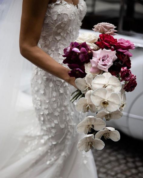 Berry Pink Wedding, Pretty Bouquets, White Orchid Bouquet, Flower Arragement, Orchid Bouquet Wedding, Modern Bridal Bouquets, Valentine Bouquet, Marriage Material, Bouquet Bride