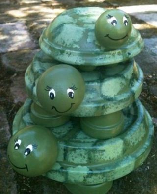 Terra Cotta garden turtles DIY Terracotta Pot Turtles That Look Cute Clay Turtle, Clay Pot Projects, Flower Pot People, Terra Cotta Pot Crafts, Flower Pot Crafts, Outdoor Crafts, Yard Project, Clay Pot Crafts, Garden Crafts