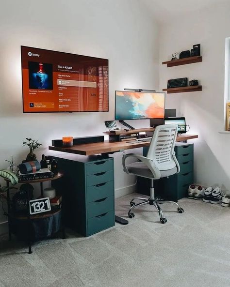 Setup Minimalista, Gaming Desk Designs, Workspace Setup, Studio In Casa, Apple Set, Coding Tutorials, Modern Home Offices, Home Studio Setup, Desks For Small Spaces