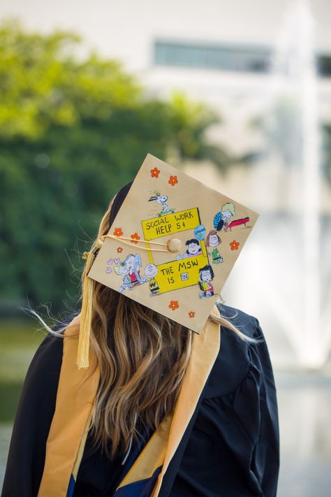 Charlie Brown Graduation Cap, Social Work Graduation Pictures Ideas, College Grad Cap Ideas Social Work, Peanuts Graduation Cap, Snoopy Graduation Cap Designs, Snoopy Grad Cap, Social Work Grad Cap, Snoopy Graduation Cap, Yani Core