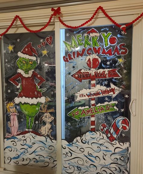 The Grinch Window Display, Grinch Painted Window, Window Art For Christmas, Grinch Hay Bale, Old Window Painting Ideas Christmas, Grinch Christmas Window Painting, Grinch Window Painting Ideas, Christmas Window Display Paint, Painted Window Art Christmas