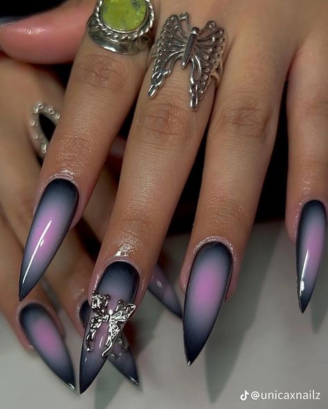 nails, nail design , purple nails, black nails, cat nails, claws, hue nails, gradient nails, cool rings, cool accessories, grunge aesthetic Aura Nails Purple, Hue Nails, Black Aura Nails, Nails Aura, Black Aura, Aura Nails, Long Nail Art, Wedding Nails Glitter, Chrome Nails Designs