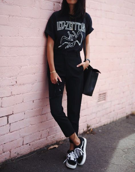 facf9f743b083008a894eee7baa16469desc35816056ri Black Vans Outfit, Denim Shorts Outfit, Vans Outfit, Outwear Women, Black Vans, Trendy Summer Outfits, Looks Black, Edgy Outfits, Fashion Mode