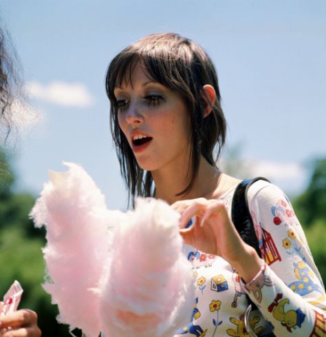 Shelley Duvall eating cotton candy on the set of "Brewster McCloud" 1970 Brewster Mccloud, Shelly Duvall, Shelley Duvall, Fritz Lang, Hugh Dancy, The Shining, Melanie Martinez, Vintage Beauty, Cotton Candy