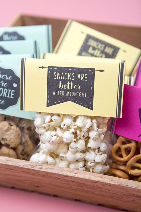 You HAVE To See These "Treat Yo'Self" Wedding Snack Favors! Snack Favors, Wedding Snack, Simple Wedding Favors, Mint Wedding Favors, Wedding Favors Rustic, Candy Bags Wedding, Wedding Snacks, Homemade Wedding Favors, Wedding Favors Ideas