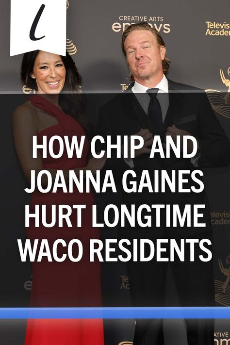 Chip and Joanna Gaines rose to fame in 2013 with the debut of their HGTV show "Fixer Upper," where they renovated and decorated houses in Waco, Texas. Joanna Gaines Hush Puppies, Magnolia Homes Joanna Gaines, Joanna Gaines Family Room, Chip And Joanna Gaines House, Joanna Gaines Sisters, Chip And Joanna Gaines Home, Joanna Gaines Style Clothes, Joanna Gaines Garden, Joanna Gaines Baby