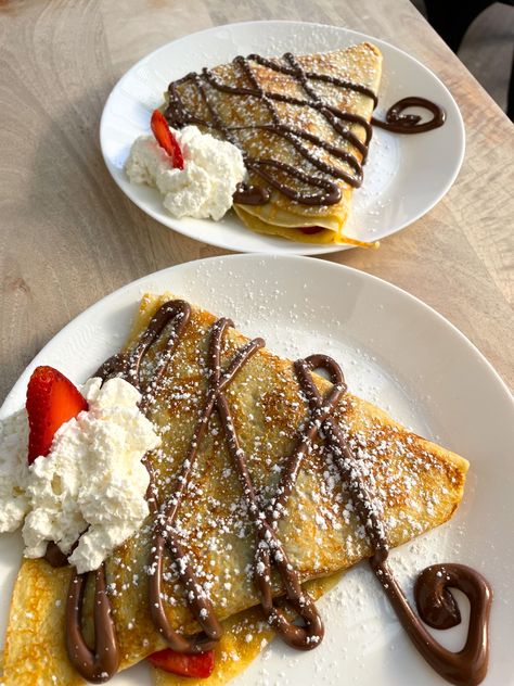 Crepes Aesthetic, Pancakes Crepes, Crepe Bar, Yogurt Breakfast, Easy Party Food, Food Babe, Beignets, Food Obsession, Interesting Food Recipes