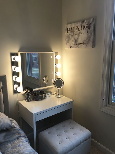 Vanity Ideas Bedroom, Mirror Decor Ideas, Makeup Room Decor, Vanity Ideas, Bedroom Vanity, Makeup Rooms, Simple Bedroom, Room Inspiration Bedroom, Room Ideas Bedroom