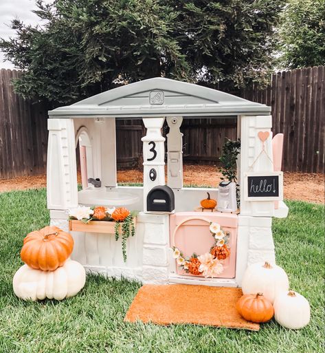 Playhouse Christmas Makeover, Playhouse Decorating Ideas, Little Tikes Playhouse Makeover, Little Tikes Makeover, Playhouse Decor, Toddler Playhouse, Playhouse Makeover, Playhouse Ideas, Diy Playhouse