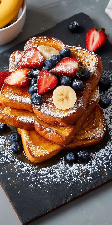 French Toast Presentation, Fancy Breakfast Aesthetic, French Toast With Fruit, Pretty Breakfast, Berry French Toast, Cafe Breakfast, Brioche French Toast, Brunch Cafe, Breakfast Platter