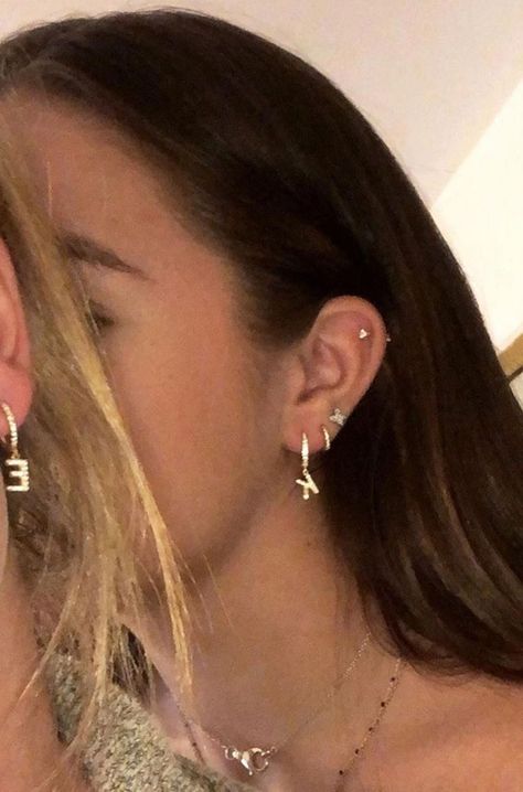 Ear Piercing Ideas Aesthetic Gold, 2 Ear Piercings Ideas, Piercings Oreja Aesthetic, Ear Piercing Helix, Piercing Face, Bodysuit Tattoos, Minimalist Ear Piercings, 40th Wedding Anniversary Gifts, Ear Piercings Tragus