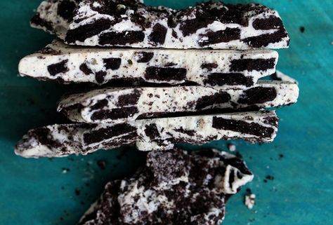 15 Absurdly Delicious Recipes That Use Oreos Oreo Cookie Bark, Cookie Bark, Oreo Bark, Fast Easy Desserts, Oreo Recipes, Bark Recipe, Oreo Dessert, Oreo Cookie, Köstliche Desserts