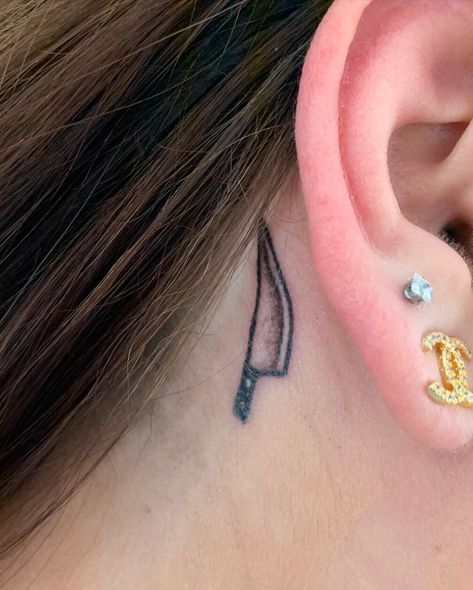 Behind the ear chefs knife tattoo Knife Behind Ear Tattoo, Culinary Tattoos, Rad Tattoos, Chef Tattoo, Tattoo Behind Ear, California Tattoo, Knife Tattoo, Future Tattoo Ideas, Chefs Knife