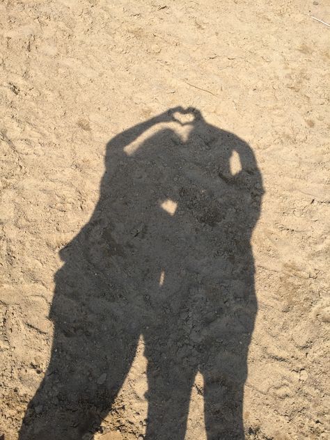 Faceless Beach Pics Aesthetic, Faceless Beach Pics, Cute Beach Pics, Shadow Pics, Lovecore Aesthetic, Beach Pics, Shadow Pictures, Couples Poses, Bff Pictures