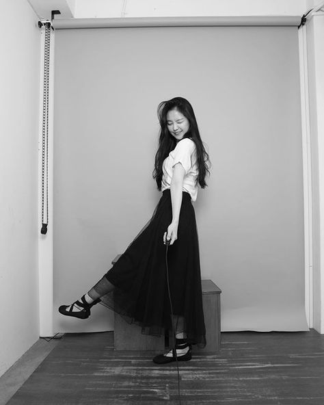 Na Eun, Naeun Apink, Family Photo Studio, Group Picture Poses, Son Naeun, Apink Naeun, Self Photography, Graduation Poses, Studio Poses