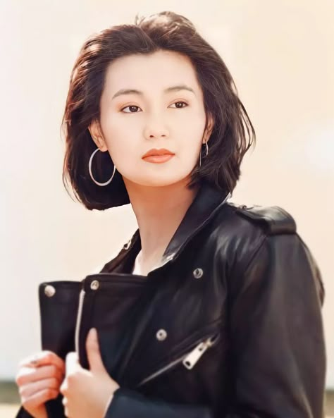 Maggie Cheung 90s, Hongkong 90s Photography, 90s Hong Kong Aesthetic, 90s Hong Kong, 90s Hairstyles Short, Vintage Outfits Aesthetic, Faye Wong, Maggie Cheung, Aesthetic Asian